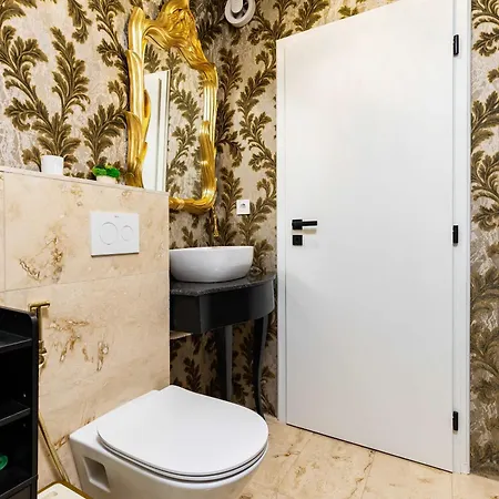 Sunny Modern 1br Retreat With Cozy Balcony * بلوفديف