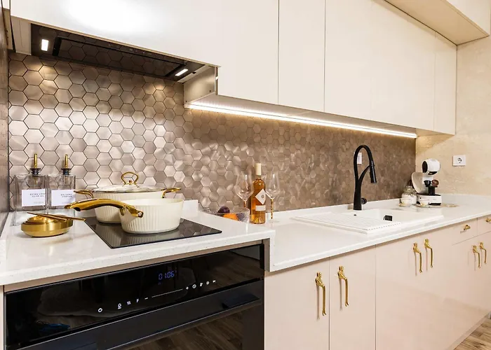 Sunny Modern 1br Retreat With Cozy Balcony *