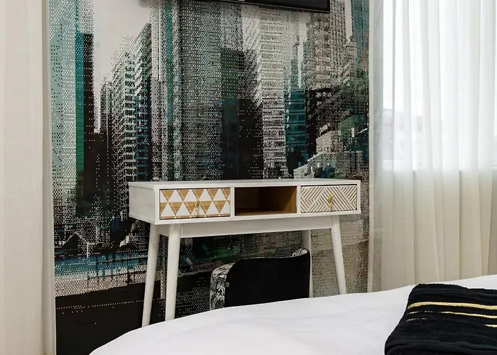 Sunny Modern 1br Retreat With Cozy Balcony *