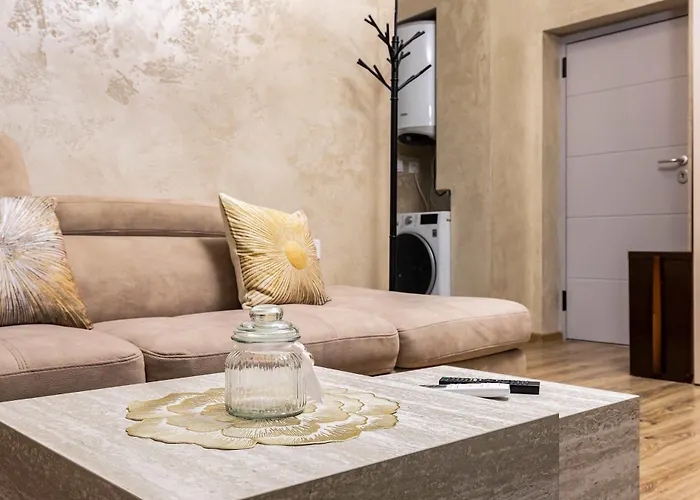 Sunny Modern 1br Retreat With Cozy Balcony * بلوفديف