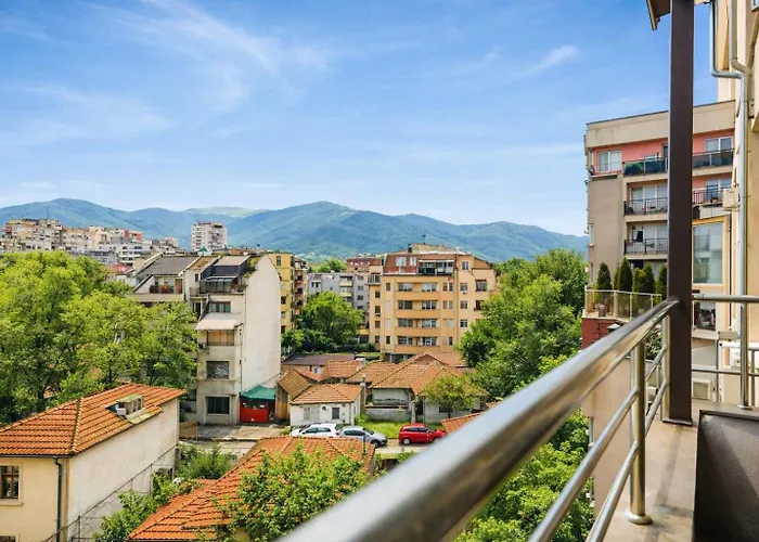 Sunny Modern 1br Retreat With Cozy Balcony شقة