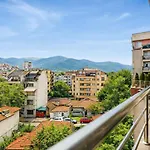 Sunny Modern 1br Retreat With Cozy Balcony 公寓