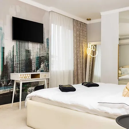 Sunny Modern 1br Retreat With Cozy Balcony *