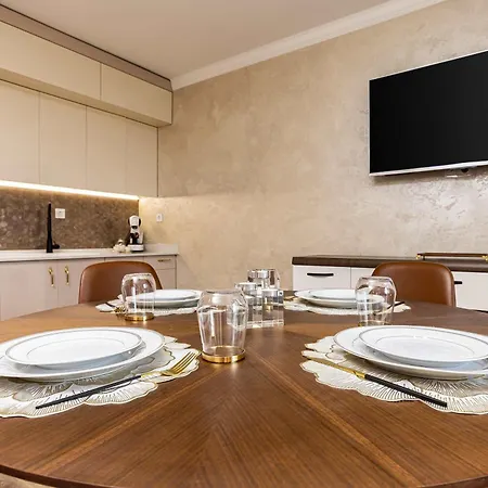 Sunny Modern 1br Retreat With Cozy Balcony Apartamento