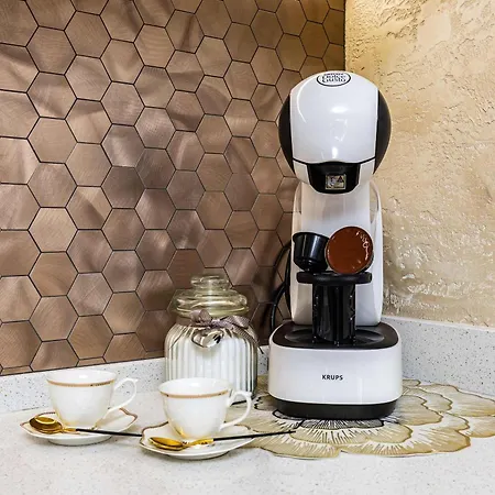 Sunny Modern 1br Retreat With Cozy Balcony