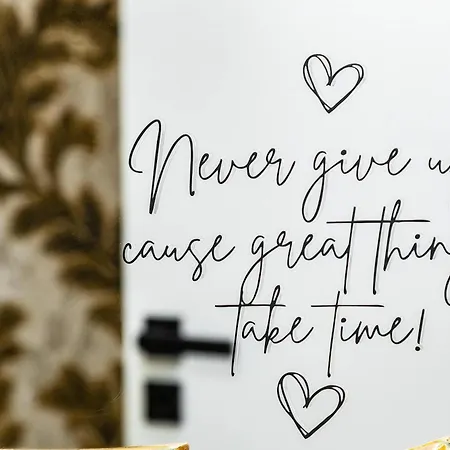 Apartament Sunny Modern 1br Retreat With Cozy Balcony