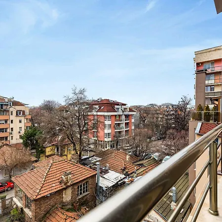 Sunny Modern 1br Retreat With Cozy Balcony