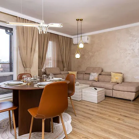 Sunny Modern 1br Retreat With Cozy Balcony