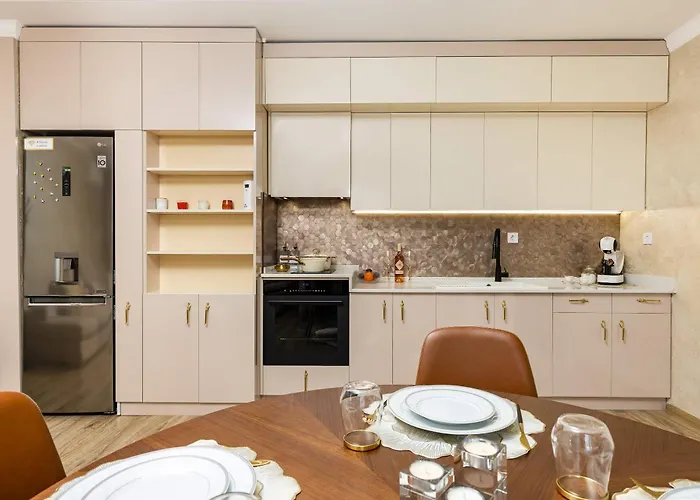 Daire Sunny Modern 1br Retreat With Cozy Balcony