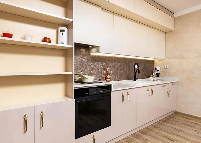 Sunny Modern 1br Retreat With Cozy Balcony Daire