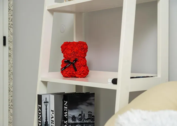 Sunny Modern 1br Retreat With Cozy Balcony *